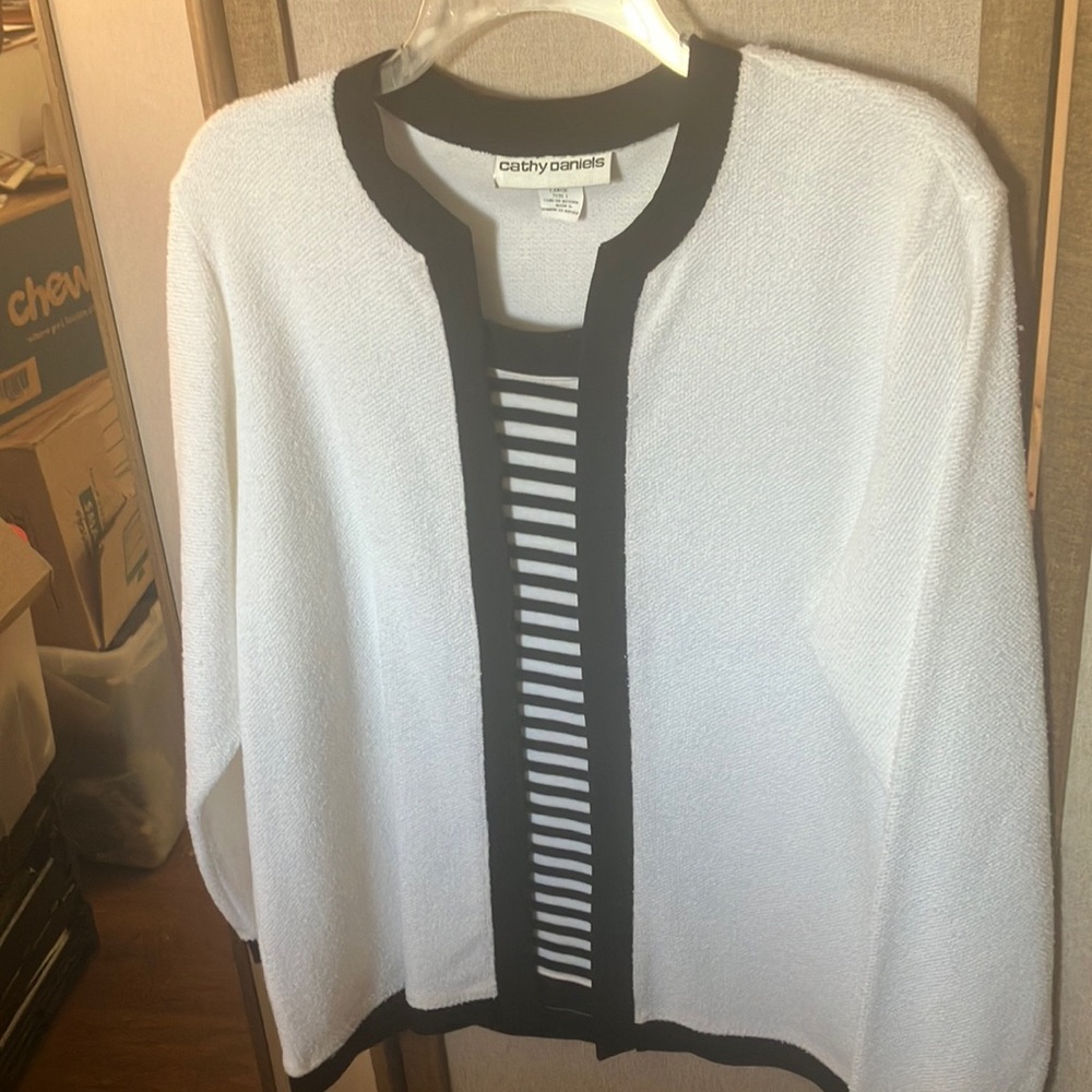 FINAL MARKDOWN Cathy Daniels Black and White top large